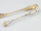 une paire de cuillères en argent ornées de fleurs sur un fond blanc