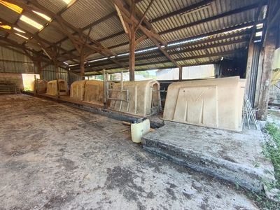 une grange remplie de foin