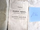 un vieux livre écrit posé sur une table