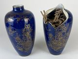 deux vases placés l'un à côté de l'autre