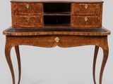 un bureau ancien muni de tiroirs et d'un plateau en marbre