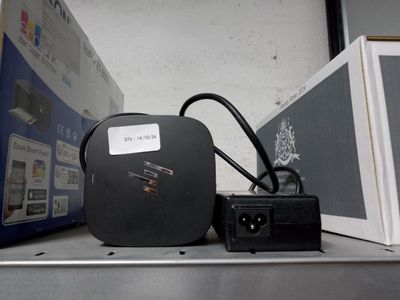 une photo d'un micro-ondes et d'autres appareils électroménagers posés sur une étagère