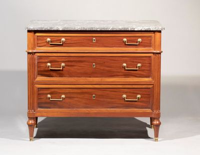 une image d'une commode en bois avec un plateau en marbre