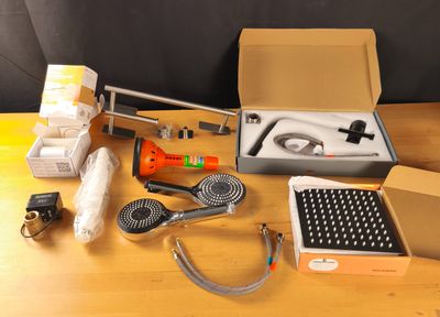 une boîte à outils posée sur une table à côté d'un clavier