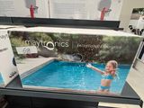 une boîte de Maytronics posée sur une étagère dans un magasin
