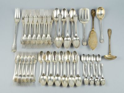 beaucoup de cuillères en argent et de cuillères sur la table