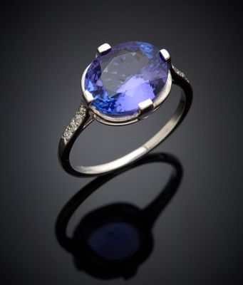 une bague ovale sertie d'un saphir de Tanzanie et de diamants