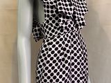 un mannequin portant une robe noire et blanche