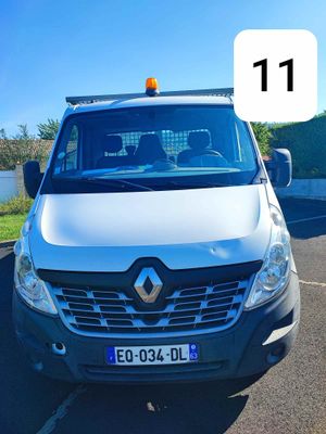 une camionnette blanche garée sur le bord de la route