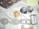 beaucoup de bijoux posés sur une table, accompagnés d'un mot