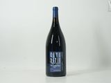 une bouteille de vin posée sur une table