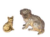 deux figurines d'un chien et d'un chat assis l'un à côté de l'autre