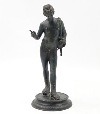 statue en bronze représentant un homme portant un sac à dos, sur fond blanc