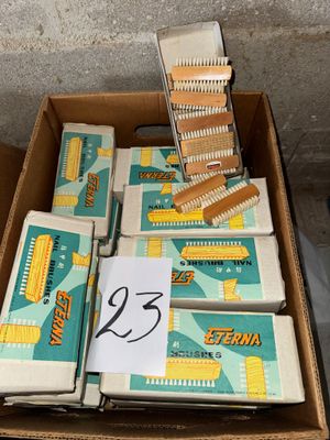 une boîte d'allumettes et une boîte d'allumettes à l'intérieur