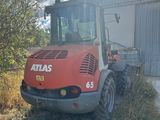 un tracteur qui est garé dans l'herbe