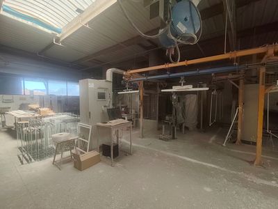 une pièce où il y a beaucoup de tables et de chaises