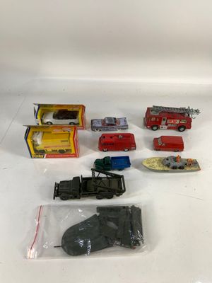 beaucoup de petites voitures et de camions sur la table