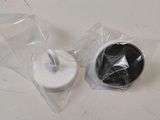 deux rouleaux de papier toilette et un gobelet en plastique posés sur une table