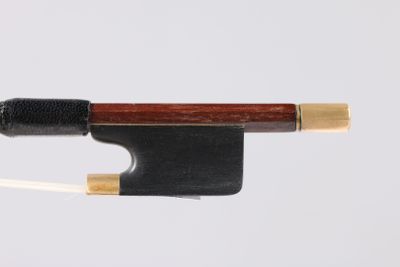 gros plan d'un archet de violon sur fond blanc