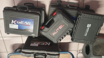 de nombreux types de valises empilées les unes sur les autres