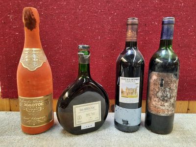 plusieurs bouteilles de vin sont alignées sur une table