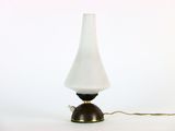 une lampe posée sur une table et munie d'un cordon