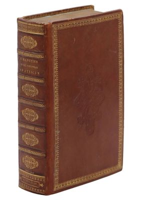 un livre en cuir marron avec des garnitures dorées sur la couverture