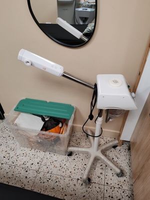 un sèche-cheveux posé sur une table à côté d'un miroir
