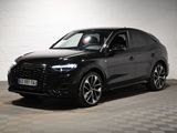 L'Audi Q4 est garée dans un garage dont le sol est en damier.