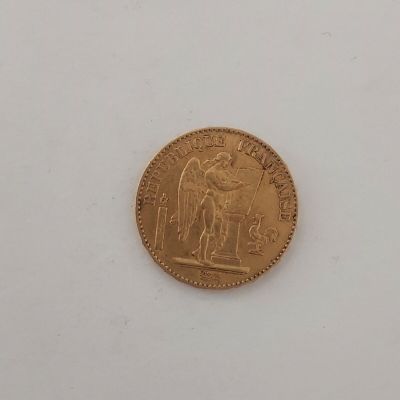une image d'une pièce d'or sur une surface blanche