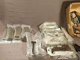 une boîte d'objets assortis posée sur une table