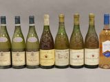 des bouteilles de vin sont alignées sur une table