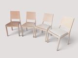 trois chaises en bois alignées sur un fond blanc