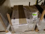 une pile de cartons posée sur une palette