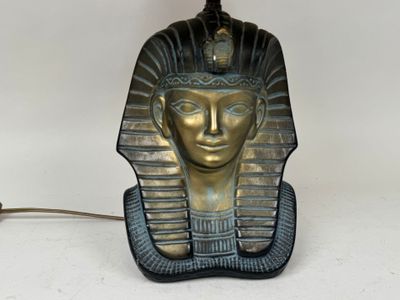 une image représentant une lampe surmontée d'une tête de pharaon