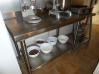 1 TABLE en inox à 2 niveaux