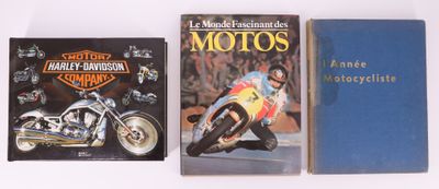 trois livres posés sur une surface blanche ; l'un représente une moto et l'autre représente une moto