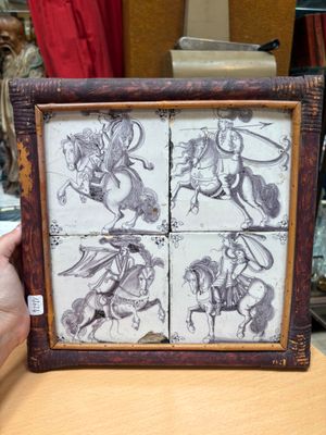 une photo d'une photo représentant une personne tenant une photo d'un cheval