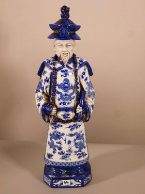 figurine chinoise bleue et blanche représentant un homme coiffé d'un chapeau