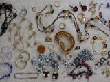 de nombreux types de bijoux sur la table