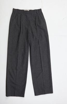 un gros plan sur un pantalon gris sur fond blanc