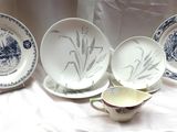 trois assiettes et une tasse posées sur une table