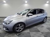 la voiture argentée est garée dans le garage sur un sol en damier