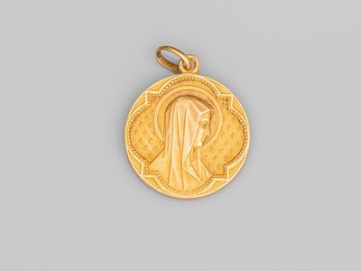 une médaille d'or de la Vierge de Guadalupe