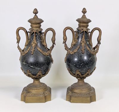 paire d'urnes anciennes en bronze et marbre sur socles