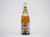 l'image d'une bouteille de vin posée sur une table