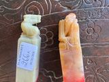 deux pains de savon posés sur un plateau en métal