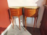 deux tables en bois placées l'une à côté de l'autre