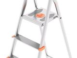 un escabeau orange et blanc avec des pieds orange sur fond blanc