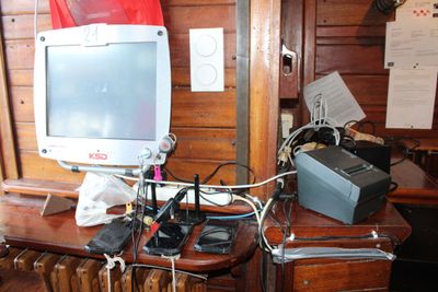 un bureau équipé d'un ordinateur et d'une imprimante